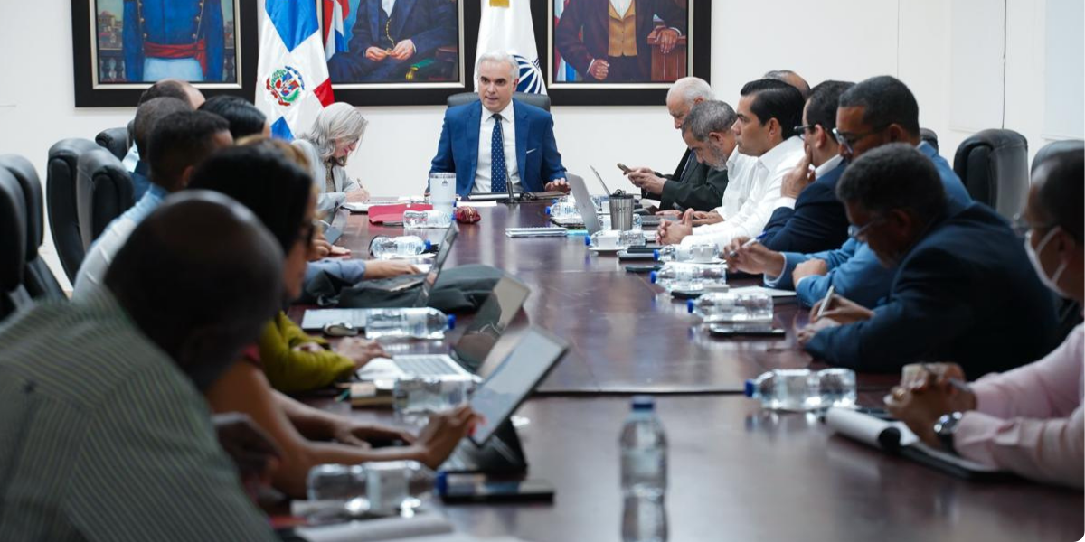  imagen ministro de Educaci&oacute;n, Luis Miguel De Camps, en el salon Ercilia Pepin con la Comisi&oacute;n Especial para la Apertura del A&ntilde;o Escolar&nbsp; 