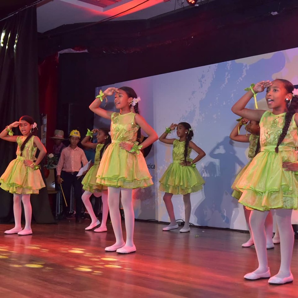 imagen Ni&ntilde;os bailan en el escenario durante su presentaci&oacute;n en XII Muestra Nacional de Educaci&oacute;n Art&iacute;stica y la Sexta Gala de la Modalidad en Artes 