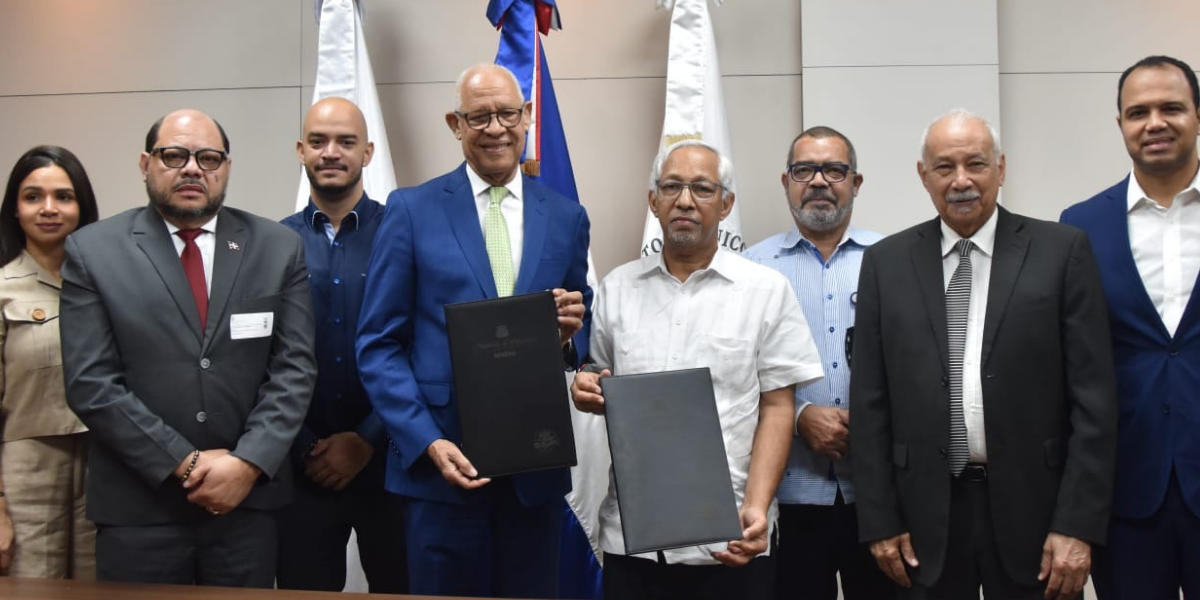  imagen Ministro &Aacute;ngel Hern&aacute;ndez junto a representantes del ITSC 