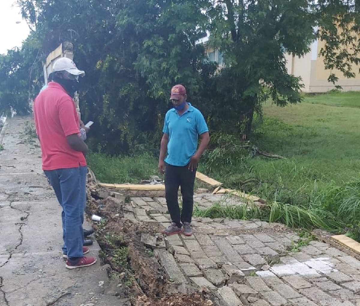  imagen El director de la Polic&iacute;a Escolar coronel Jiovanny Gil Su&aacute;rez, encabez&oacute; un amplio recorrido de supervisi&oacute;n y vigilancia por los centros educativos de la regi&oacute;n Este del pa&iacute;s, para constatar los da&ntilde;os ocasionados hasta el momento por la tormenta Laura que pasa sobre el territorio nacional.
&nbsp; 