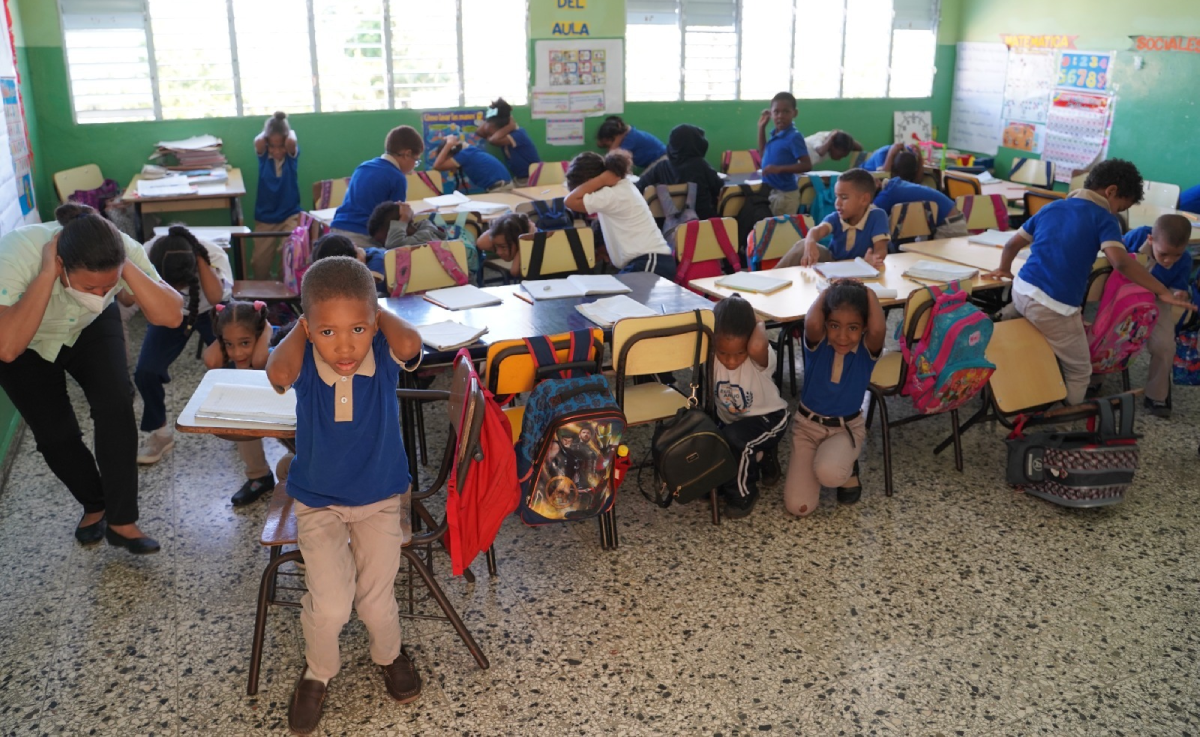  imagen Estudiantes del sistema educativo dominicano en fila son orientados durante su participaci&oacute;n en el Primer Simulacro Nacional Escolar de Evacuaci&oacute;n por Terremoto 2023. 