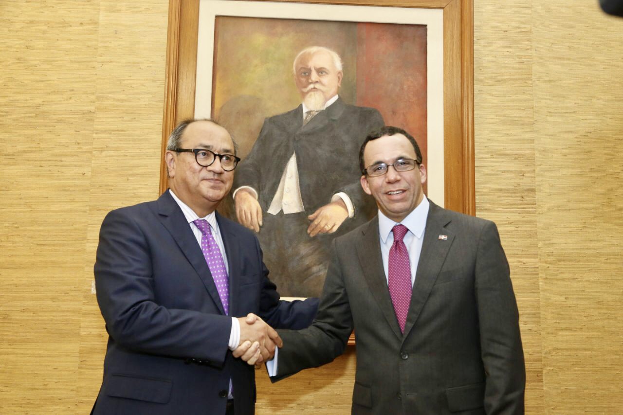  imagen Ministro Andr&eacute;s Navarro junto a su hom&oacute;logo de M&eacute;xico se dan la mano. 
