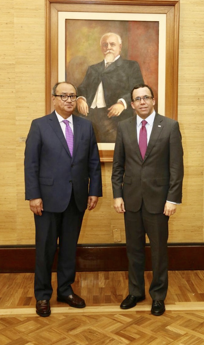  imagen Ministro Andr&eacute;s Navarro junto a su hom&oacute;logo de M&eacute;xico se dan la mano. 