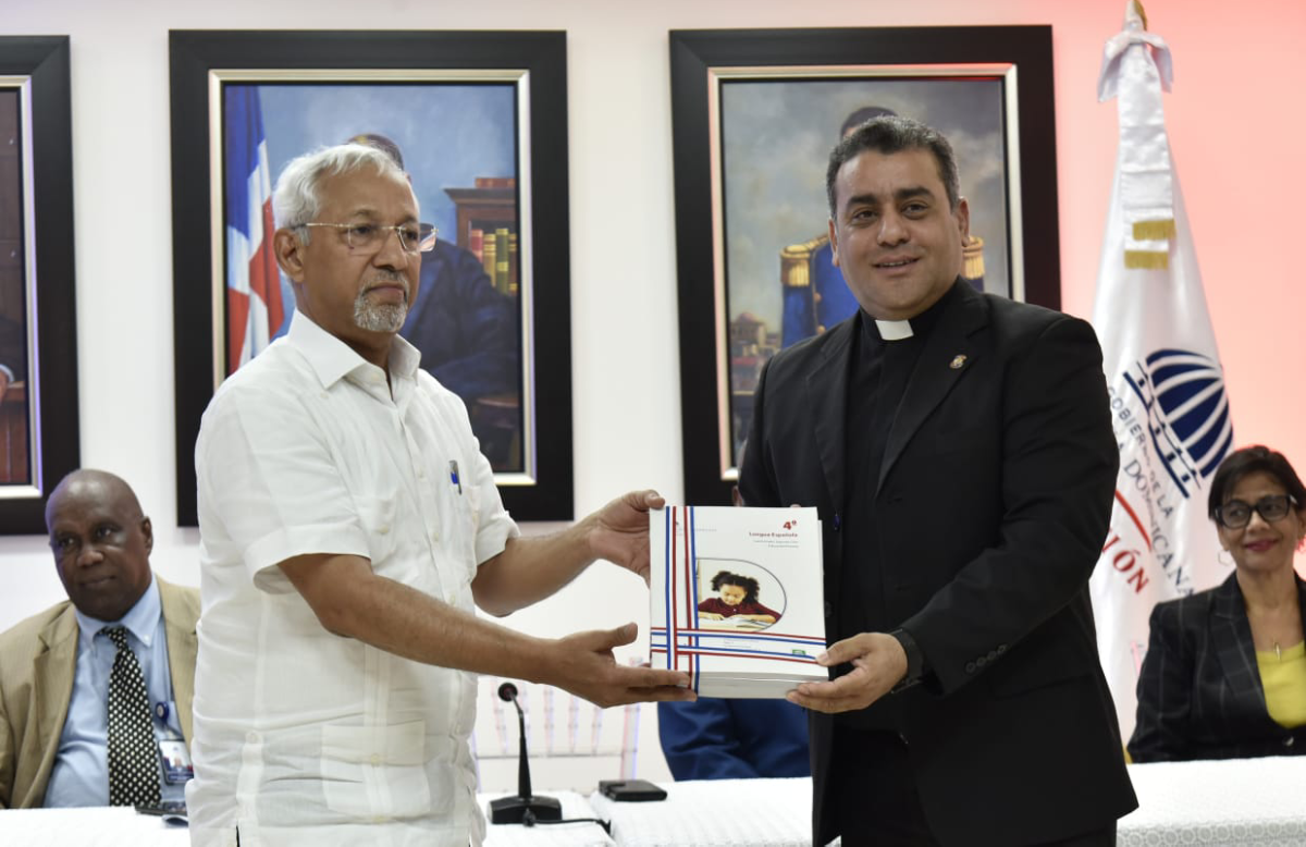  imagen Ministro de Educaci&oacute;n, &Aacute;ngel Hern&aacute;ndez recibe libros de textos en presencia de autoridades educativas.&nbsp; 