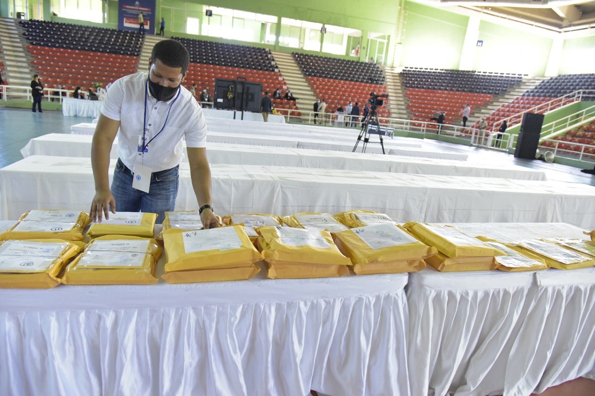  imagen La doctora Milagros Ortiz Bosch, directora de &Eacute;tica gubernamental y miembro de la Mesa de Veedur&iacute;a, quien asisti&oacute; al proceso de recepci&oacute;n de ofertas para la adquisici&oacute;n de dispositivos, calific&oacute; el proceso como correcto y oportuno, destac&oacute; la participaci&oacute;n que se ha dado a los observadores y el acceso que estos han tenido a cada uno de los pasos agotados durante la jornada.&nbsp;
&nbsp; 