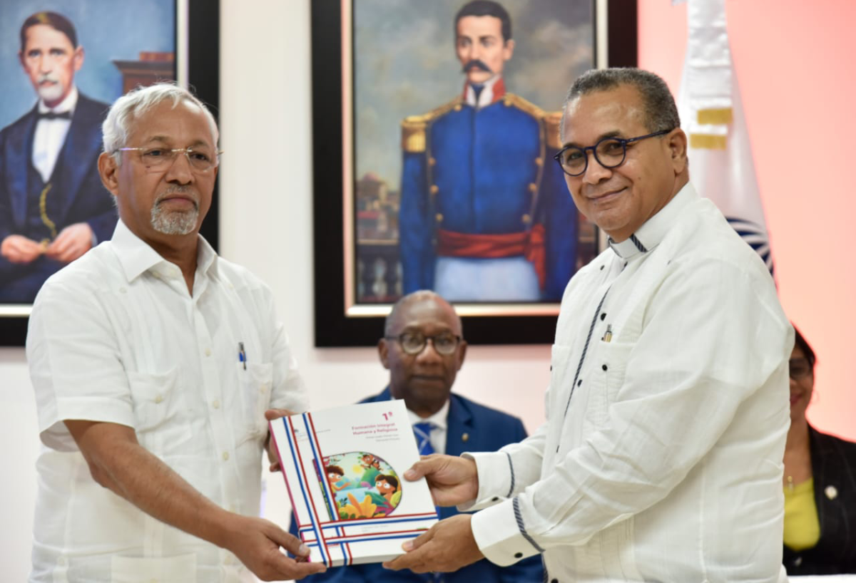  imagen Ministro de Educaci&oacute;n, &Aacute;ngel Hern&aacute;ndez recibe libros de textos en presencia de autoridades educativas.&nbsp; 