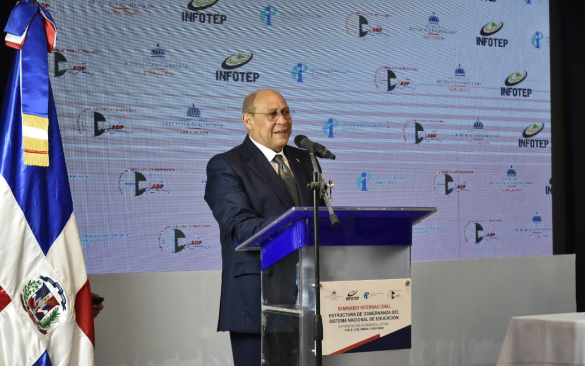  imagen Ministro de Educaci&oacute;n, &Aacute;ngel Hern&aacute;ndez, reunido con el director del Infotep, Rafael Santos y presidente de la ADP, Eduardo Hidalgo. 