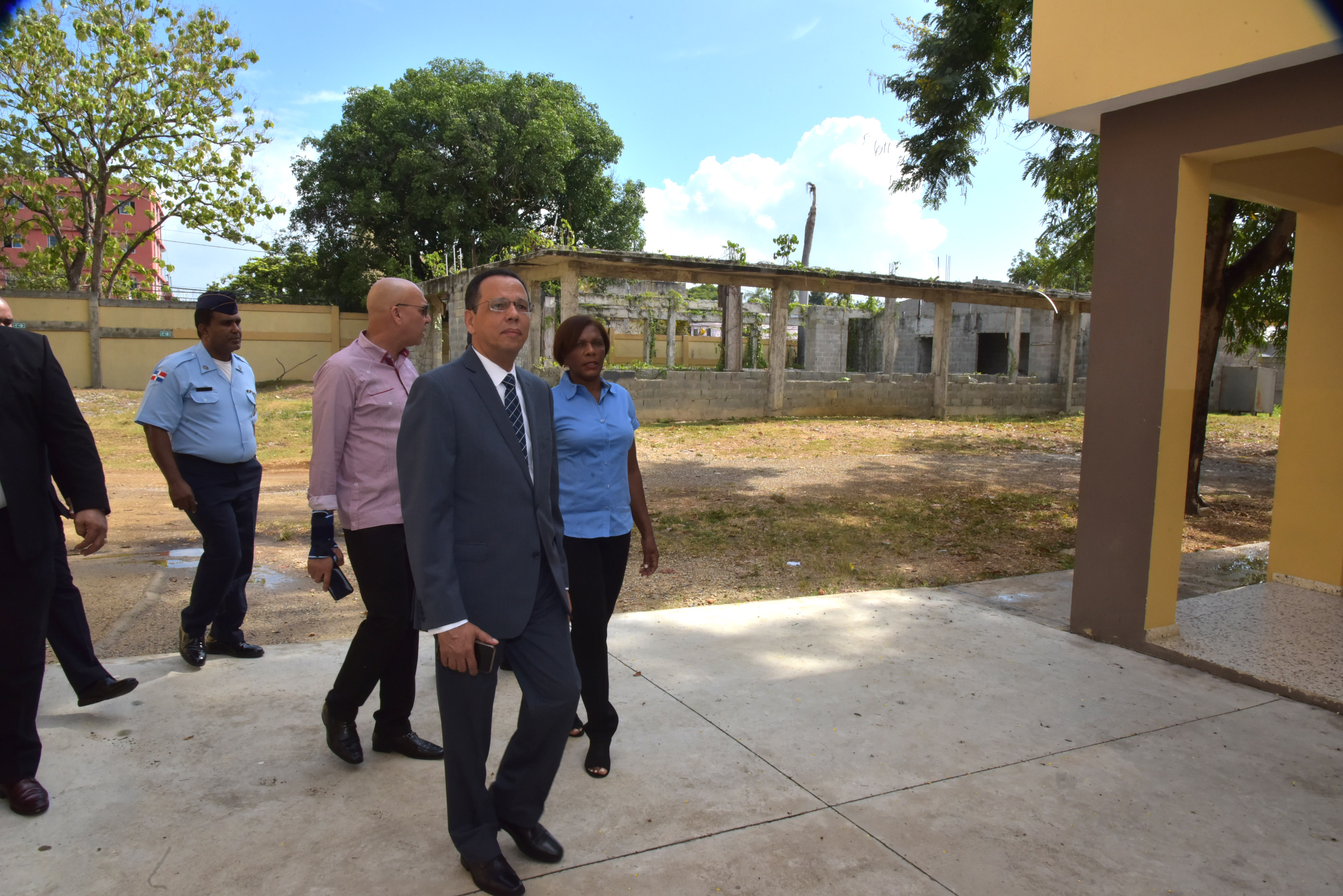  imagen Ministro Pe&ntilde;a Mirabal durante su recorrido por instalaciones de Polit&eacute;cnico. 