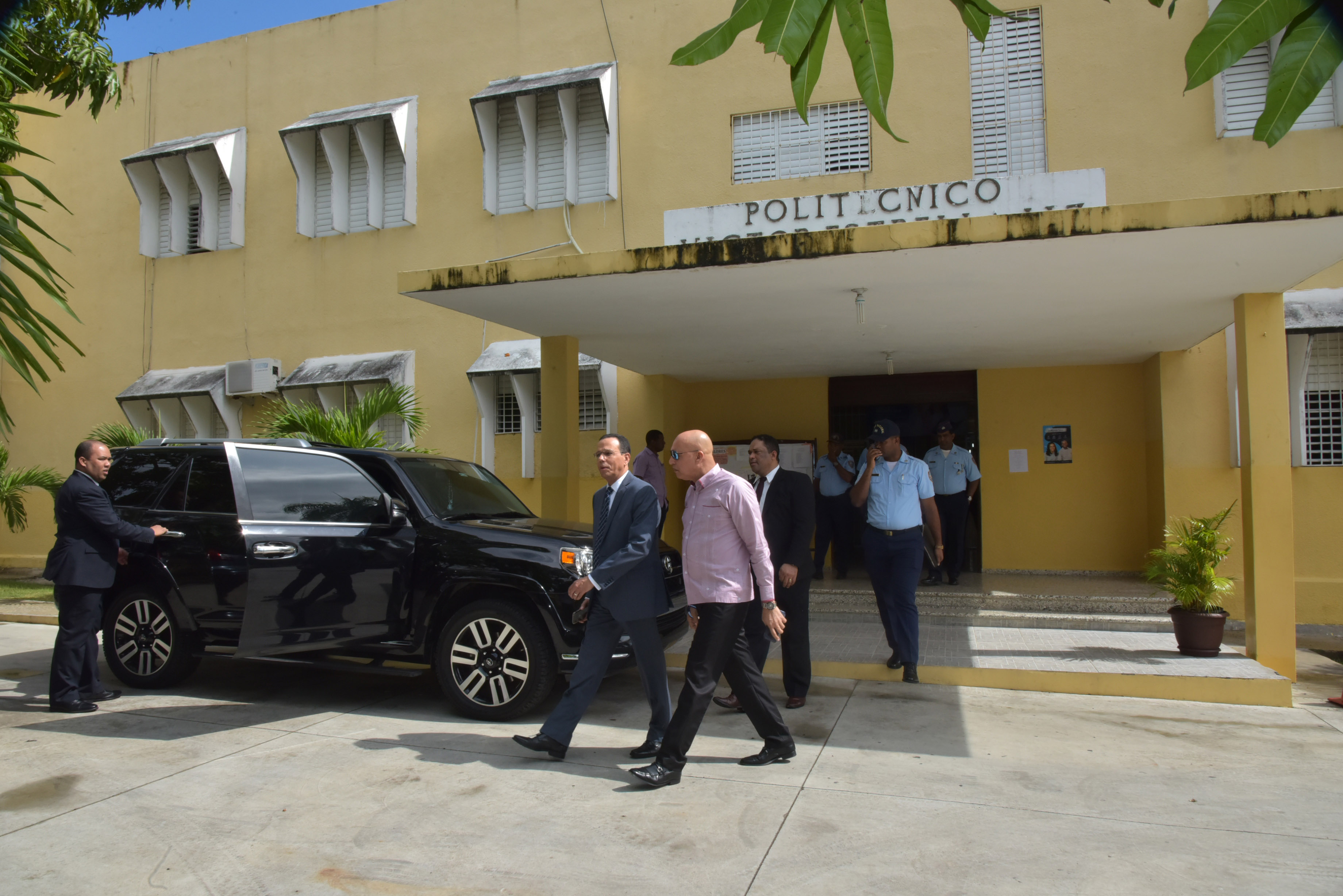  imagen Ministro Pe&ntilde;a Mirabal durante su recorrido por instalaciones de Polit&eacute;cnico. 