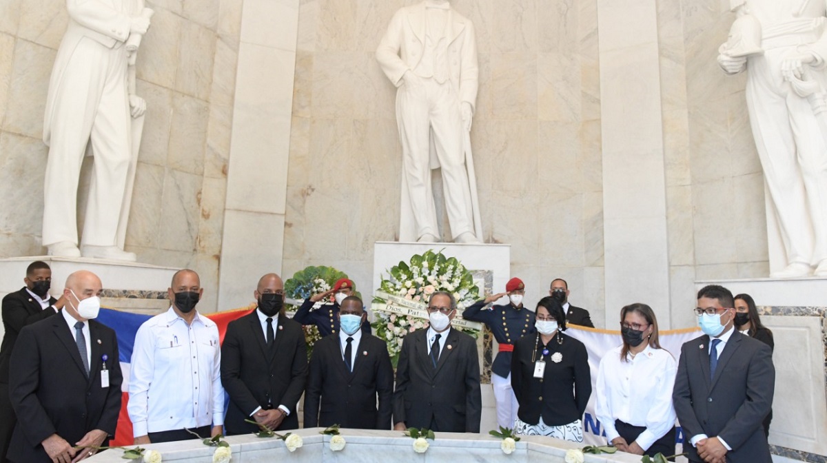  imagen En los actos estuvieron presentes, entre otros, Wilson Rafael, representante del MINERD; Sheyla Castillo, viceministra del MAP; Esteban P&eacute;rez Polanco, director del Instituto Nacional de Educaci&oacute;n F&iacute;sica (INEFI) y Juan P&eacute;rez, asesor del Banco de Reservas, as&iacute; como funcionarios y empleados de la instituci&oacute;n. 