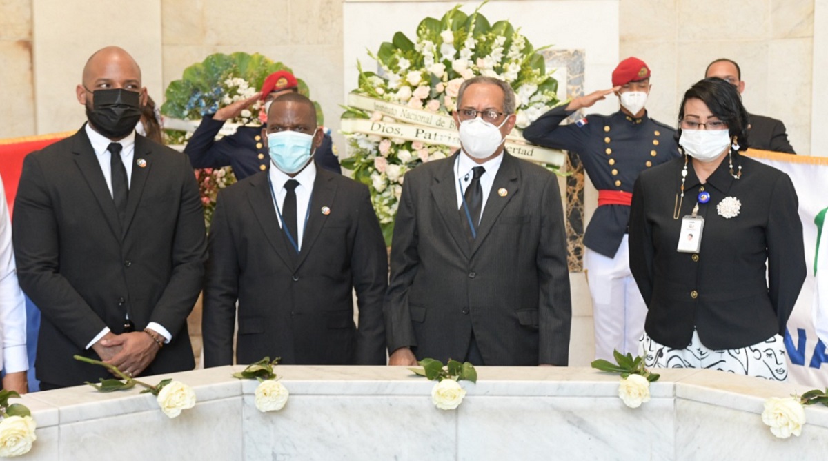  imagen En los actos estuvieron presentes, entre otros, Wilson Rafael, representante del MINERD; Sheyla Castillo, viceministra del MAP; Esteban P&eacute;rez Polanco, director del Instituto Nacional de Educaci&oacute;n F&iacute;sica (INEFI) y Juan P&eacute;rez, asesor del Banco de Reservas, as&iacute; como funcionarios y empleados de la instituci&oacute;n. 