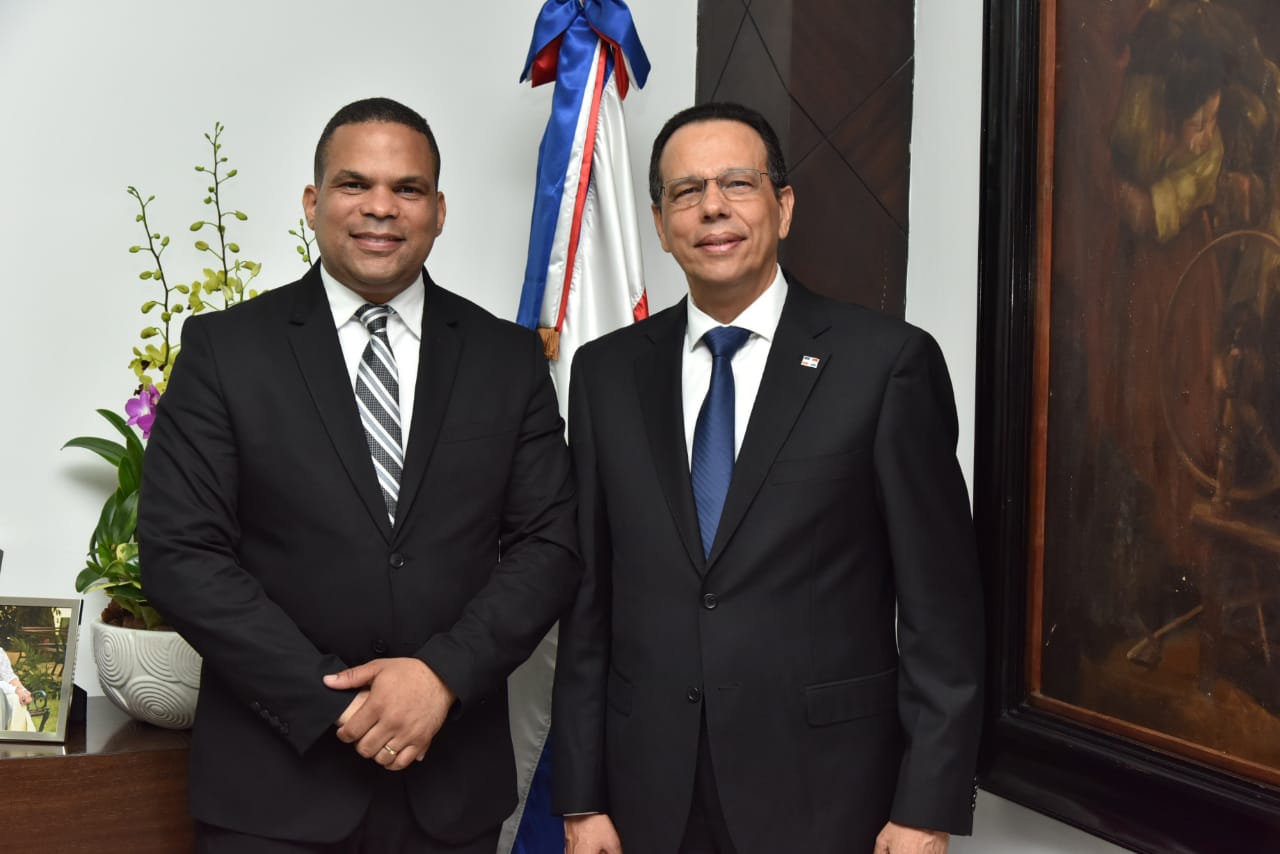 imagen Ministro Pe&ntilde;a Mirabal en su despacho envia mensaje para concientizar a la comunidad educativa con respecto a la racionalizaci&oacute;n del agua 