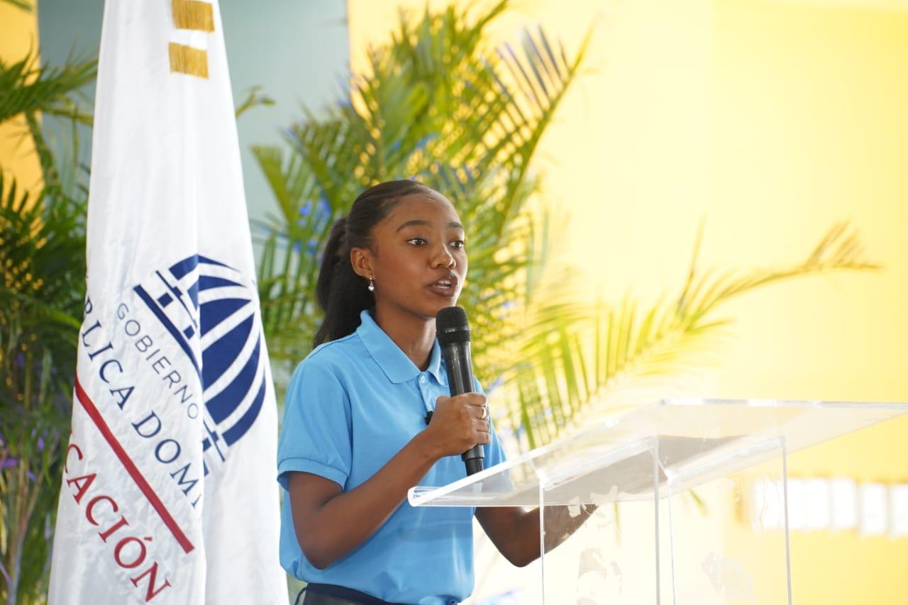  imagen Presidente Luis Abinader, ministro De Camps junto a otras autoridades y estudiantes, corta cinta en acto de inauguraci&oacute;n. 