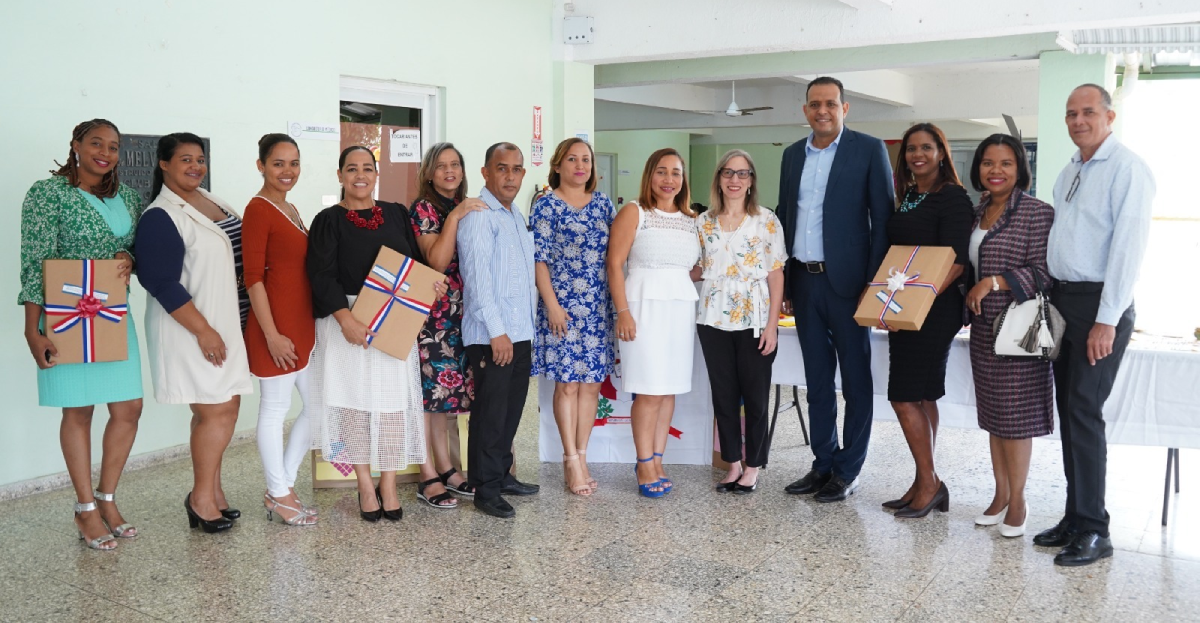  imagen Maestros de las Regionales Educativos 04, 05, 10, Santo Domingo II; 12, 15, Santo Domingo III; y 17,&nbsp; junto a personal de apoyo, durante cierre de Diplomado. 
