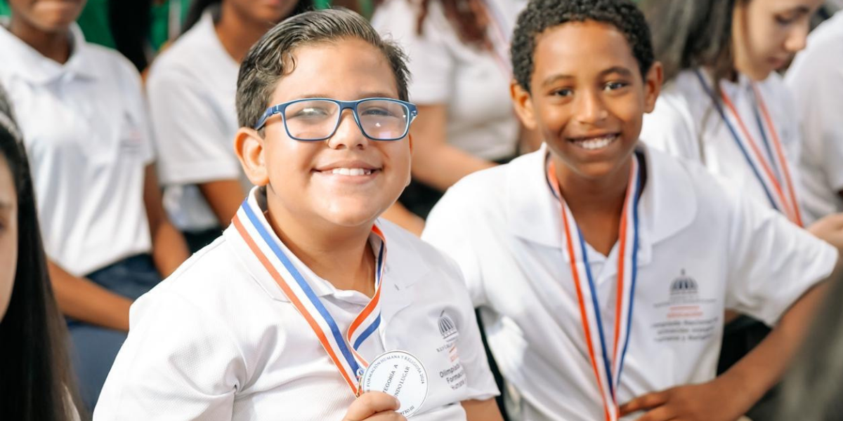  imagen Presidente Luis Abinader con estudiantes&nbsp; 