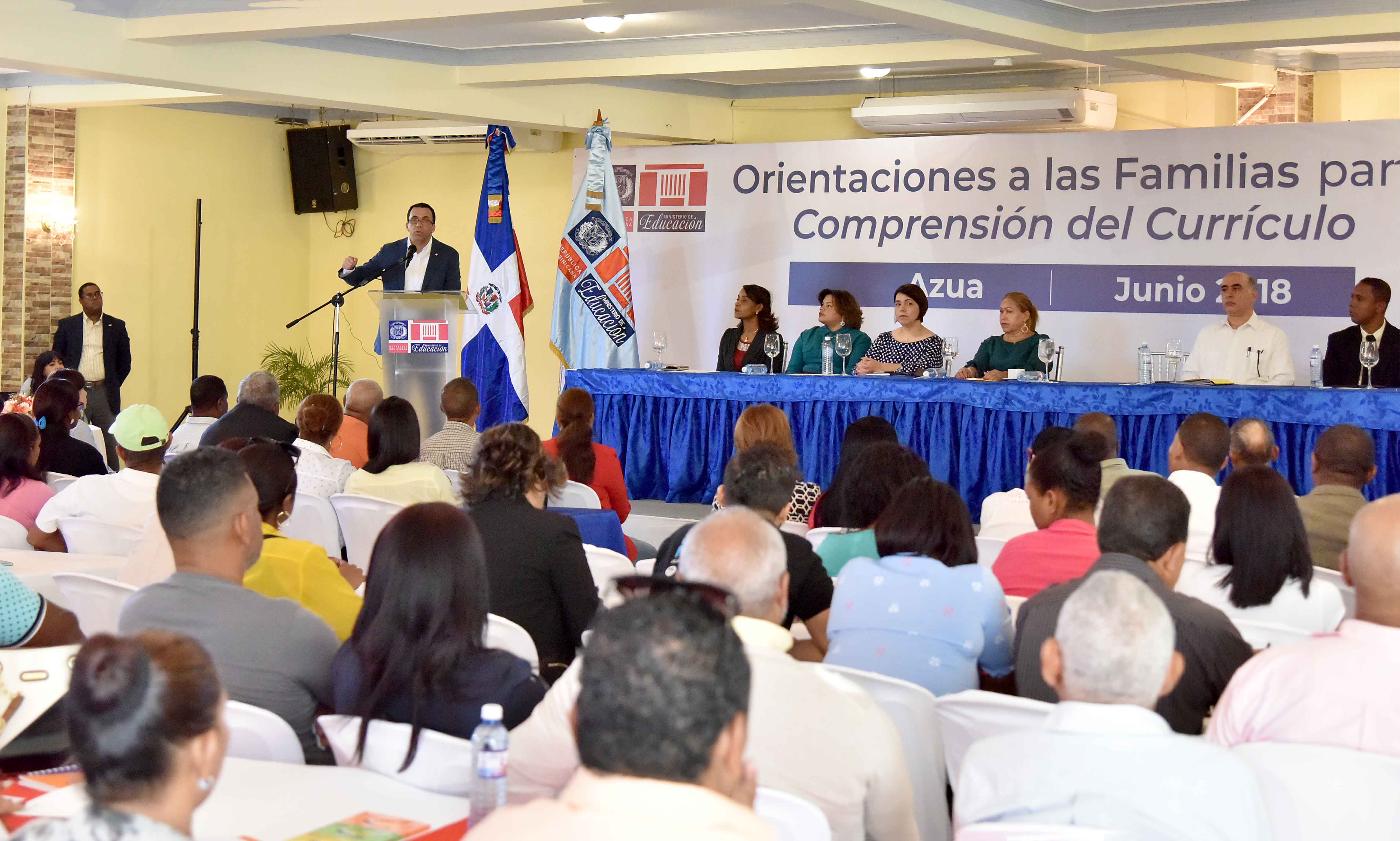  imagen Ministro Andr&eacute;s Navarro desde podium se dirige a las familias de la comunidad educativa de Azua. 