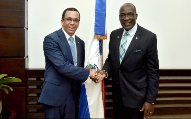  imagen Ministro Andr&eacute;s Navarro de pie junto a su hom&oacute;logo de Jamaica&nbsp; 