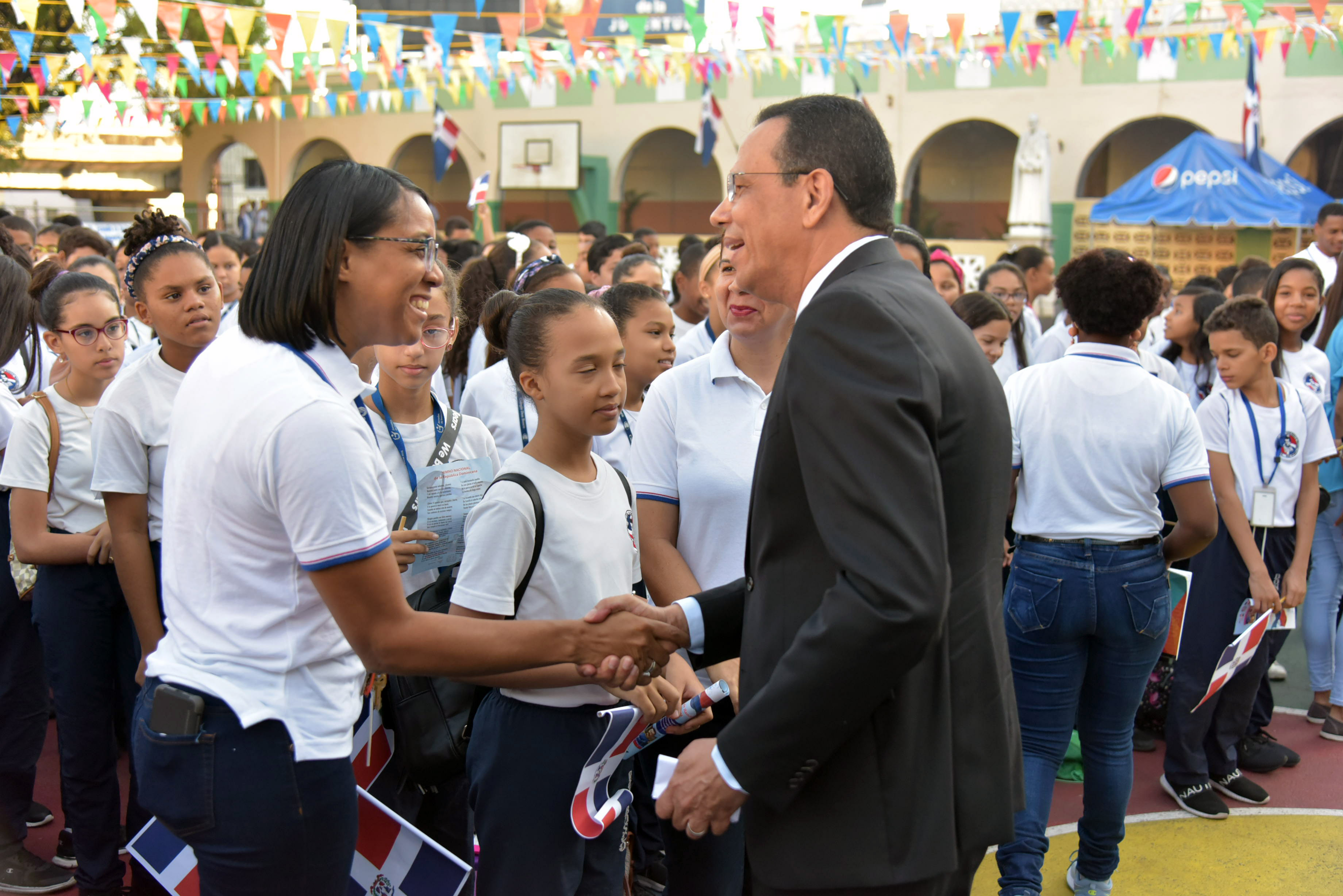  imagen Ministro Antonio Pe&ntilde;a Mirabal acompa&ntilde;ado de las autoridades rectoras del Colegio Don Bosco, en izamiento de bandera realizado en el centro educativo por el D&iacute;a Nacional de la Juventud. 