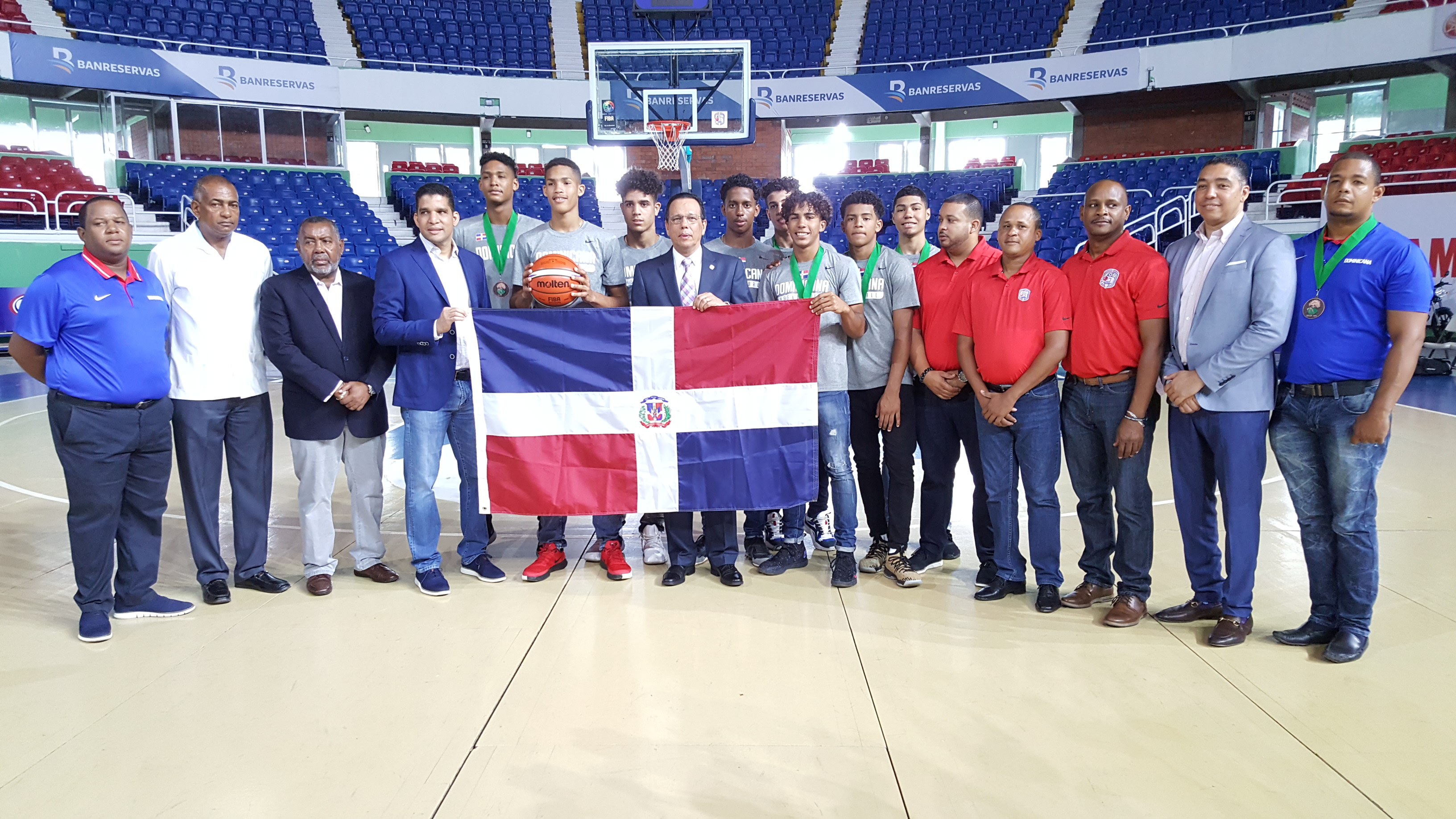  imagen Ministro de Educaci&oacute;n Pe&ntilde;a Mirabal y el Ingeniero Rafael Uribe junto a integrantes de la selecci&oacute;n U-16 de baloncesto masculino. 