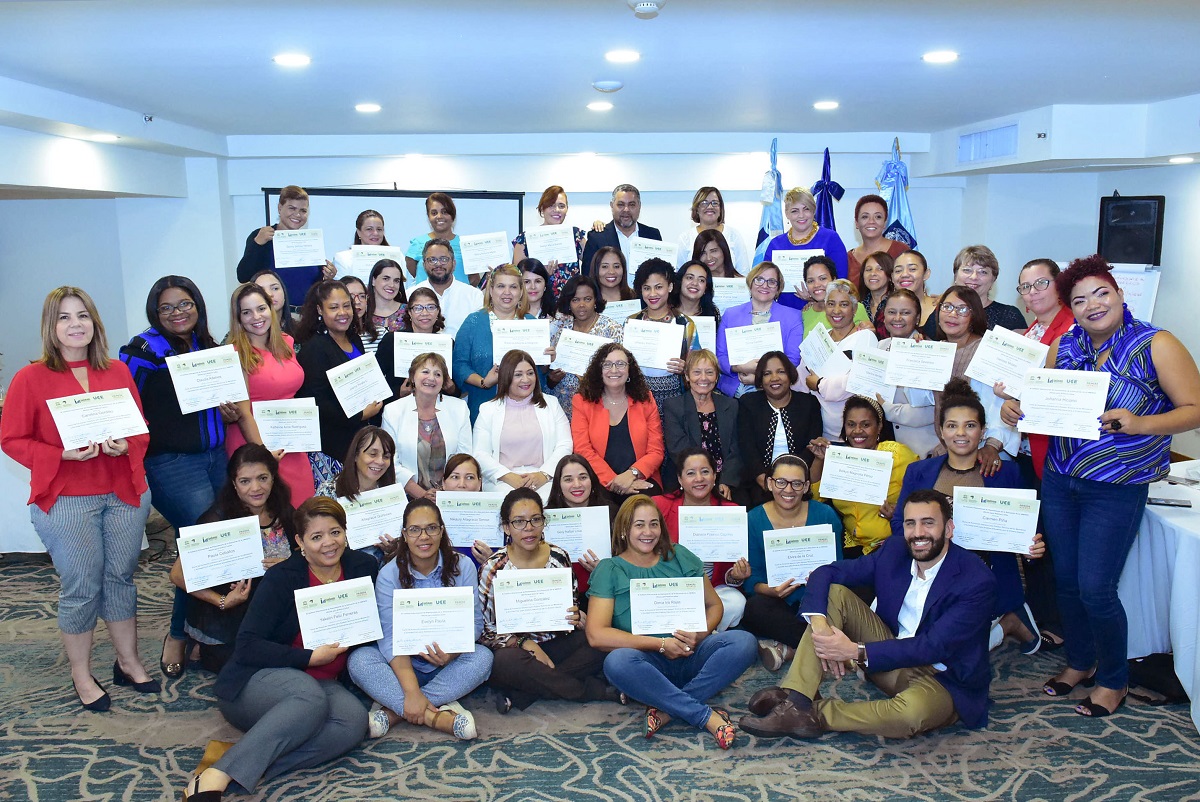  imagen Paritcipantes en el curso posan con sus certificados. 