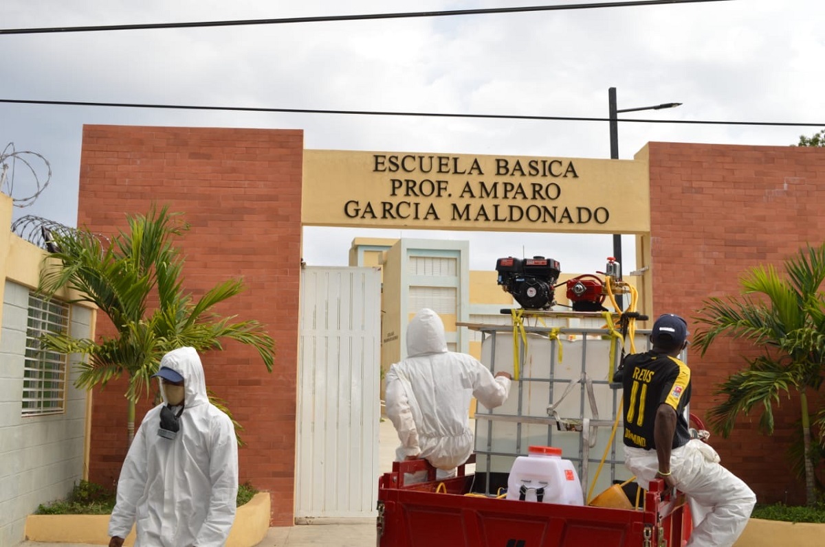  imagen MINERD realizando jornada de fumigaci&oacute;n, higienizaci&oacute;n y desinfecci&oacute;n para proteger salud de comunidad educativa&nbsp; 