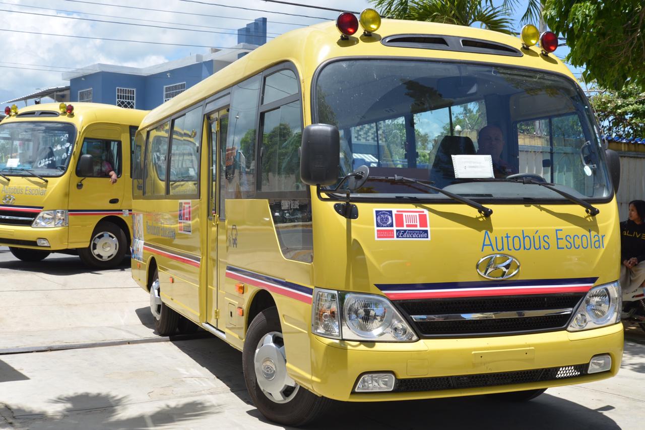  imagen Director Administrativo MINERD junto a comunidad educativa de Miches haciendo entrega de llaves de autobuses escolares&nbsp; 
