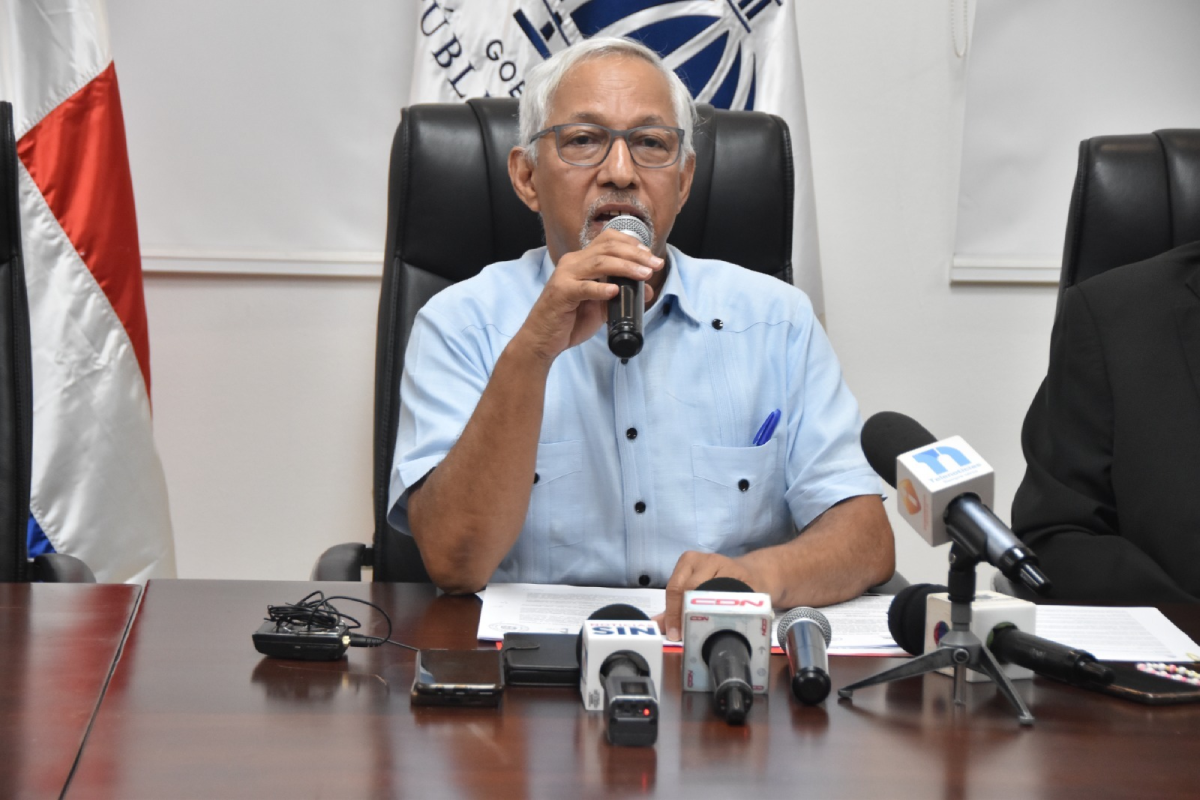  imagen Ministro de Educaci&oacute;n, &Aacute;ngel Hern&aacute;ndez junto a los viceministros Ancell Scheker y Frank D' Oleo. 
