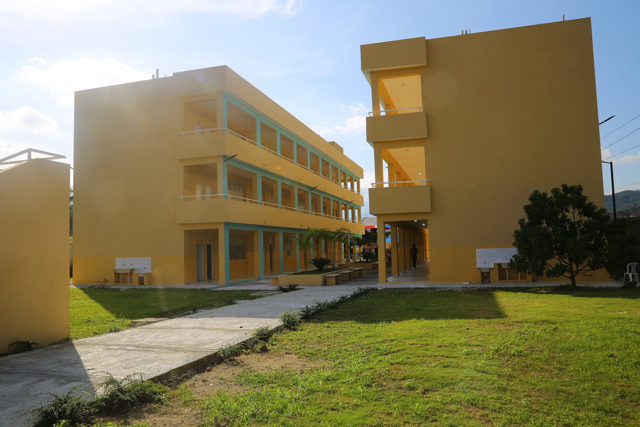  imagen Presidente Danilo Medina de pie cortando cinta de acto inaugural junto a Ministros Andr&eacute;s Navarro, Gonzalo Castillo y dem&aacute;s autoridades educativas.&nbsp; 
