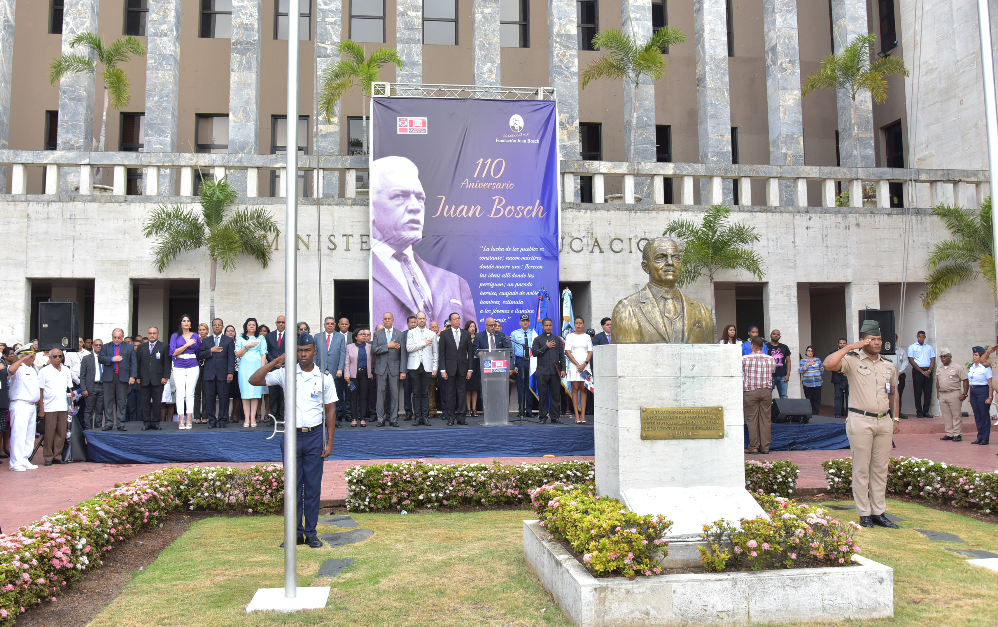  imagen Ministro de Educaci&oacute;n se dirige a los presentes en el evento. 