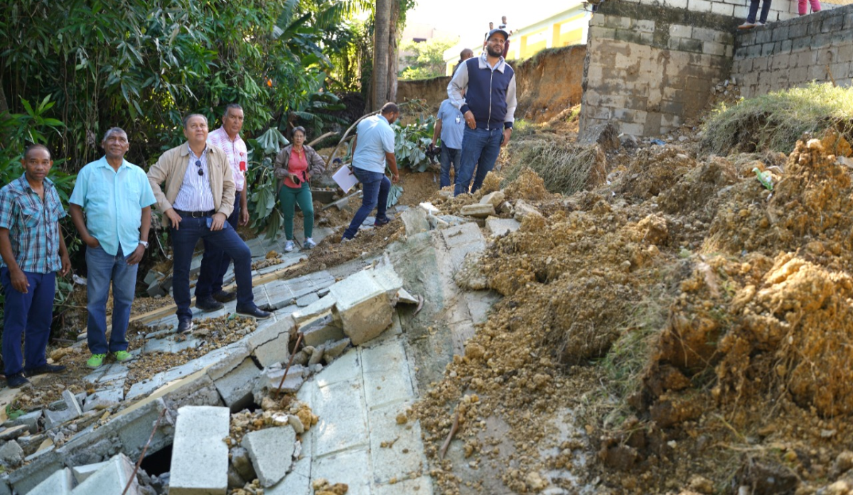  imagen Pared totalmente destruida en una Escuela por las lluvias ocasionadas el viernes pasado. 