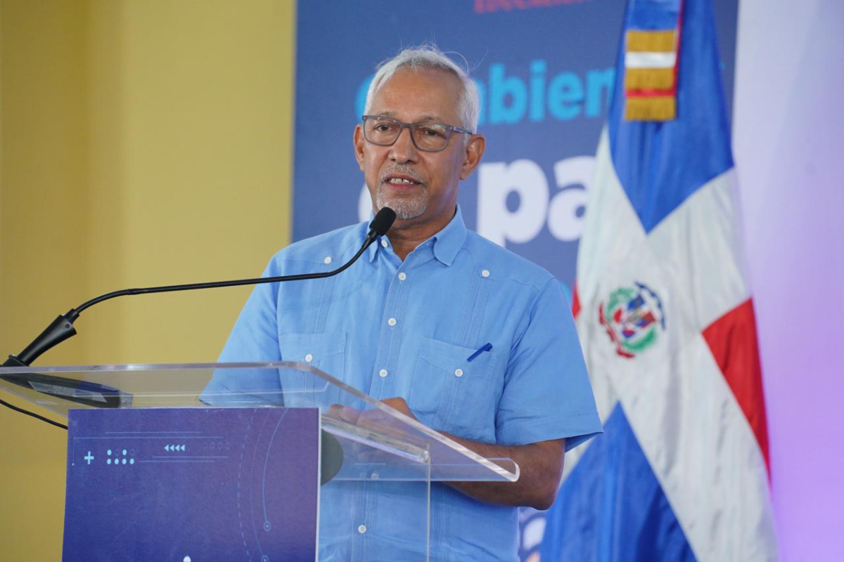  imagen La vicepresidenta de la Rep&uacute;blica, Raquel Pe&ntilde;a y el ministro de Educaci&oacute;n, &Aacute;ngel Hern&aacute;ndez, inauguraron dos escuelas primarias en los sectores Perla Antillana y Los Alcarrizos. 