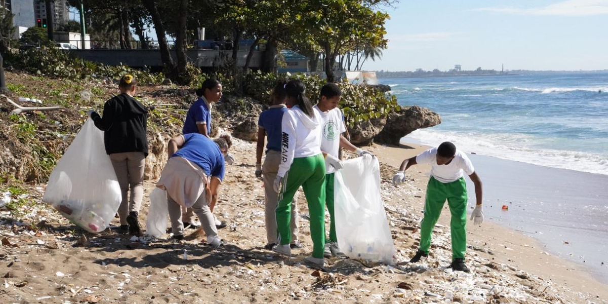  imagen Estudiantes limpiando las playas 