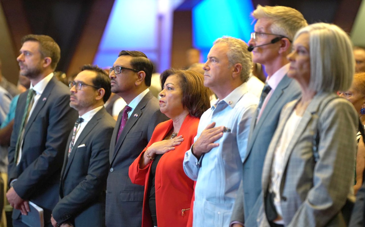  imagen Mike Major, especialista en est&aacute;ndares ling&uuml;&iacute;sticos, en el Aula Magna de la Universidad Aut&oacute;noma de Santo Domingo (UASD) de pie junto a otras autoridades educativas. 
