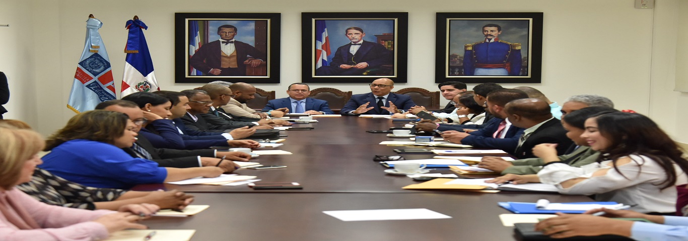  imagen Autoridades del MINERD reunidas 