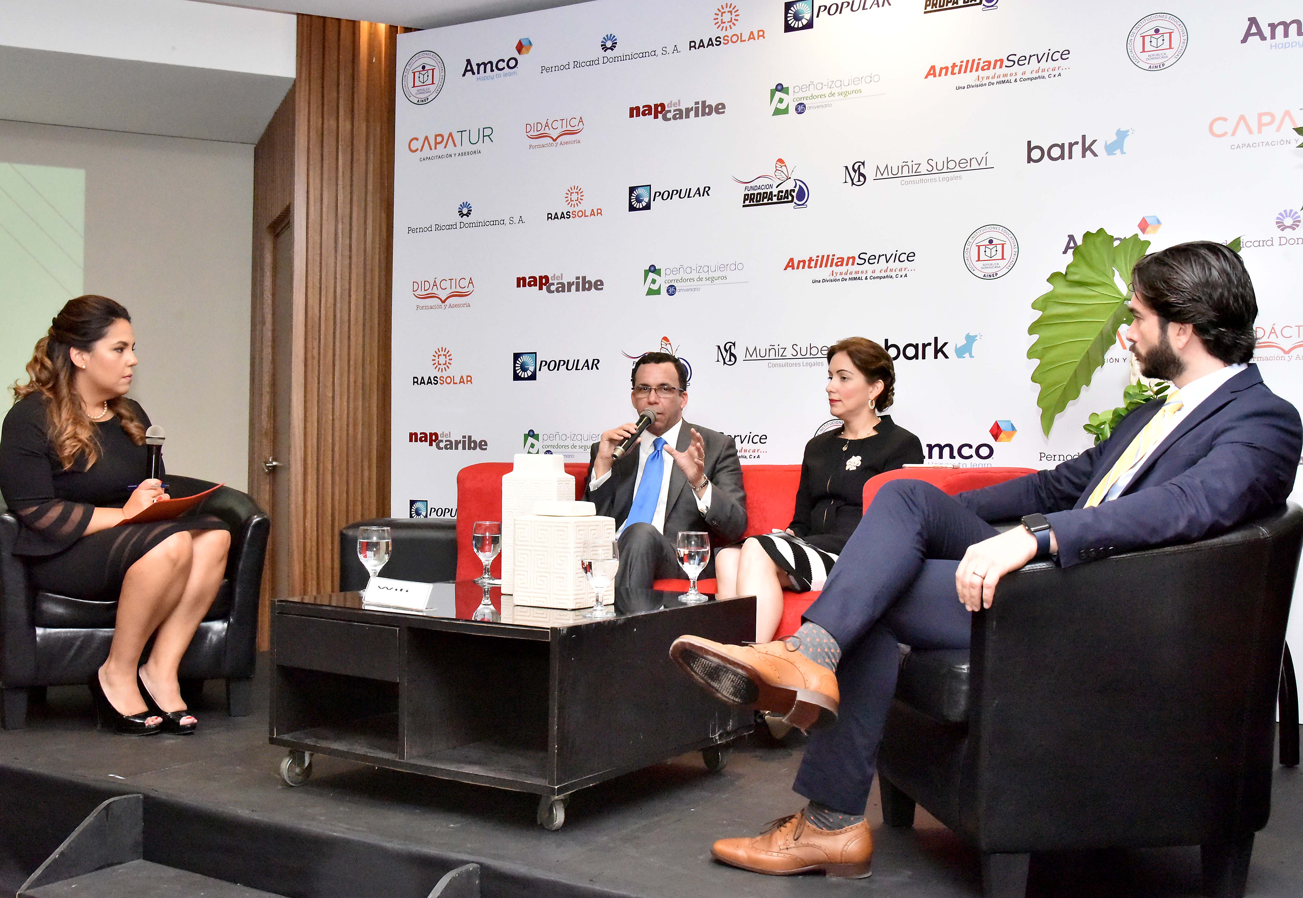  imagen &nbsp;Ministro Andres Navarro de pie desde podium se dirige a cientos de participantes en conferencia sobre educacion&nbsp; 