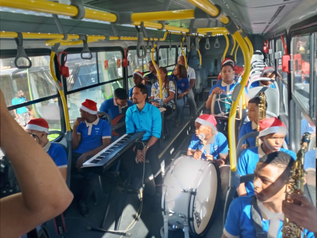  imagen Estudiantes de la banda del Politectico Felix Maria Ruiz, junto a directivos del MINERD. 
