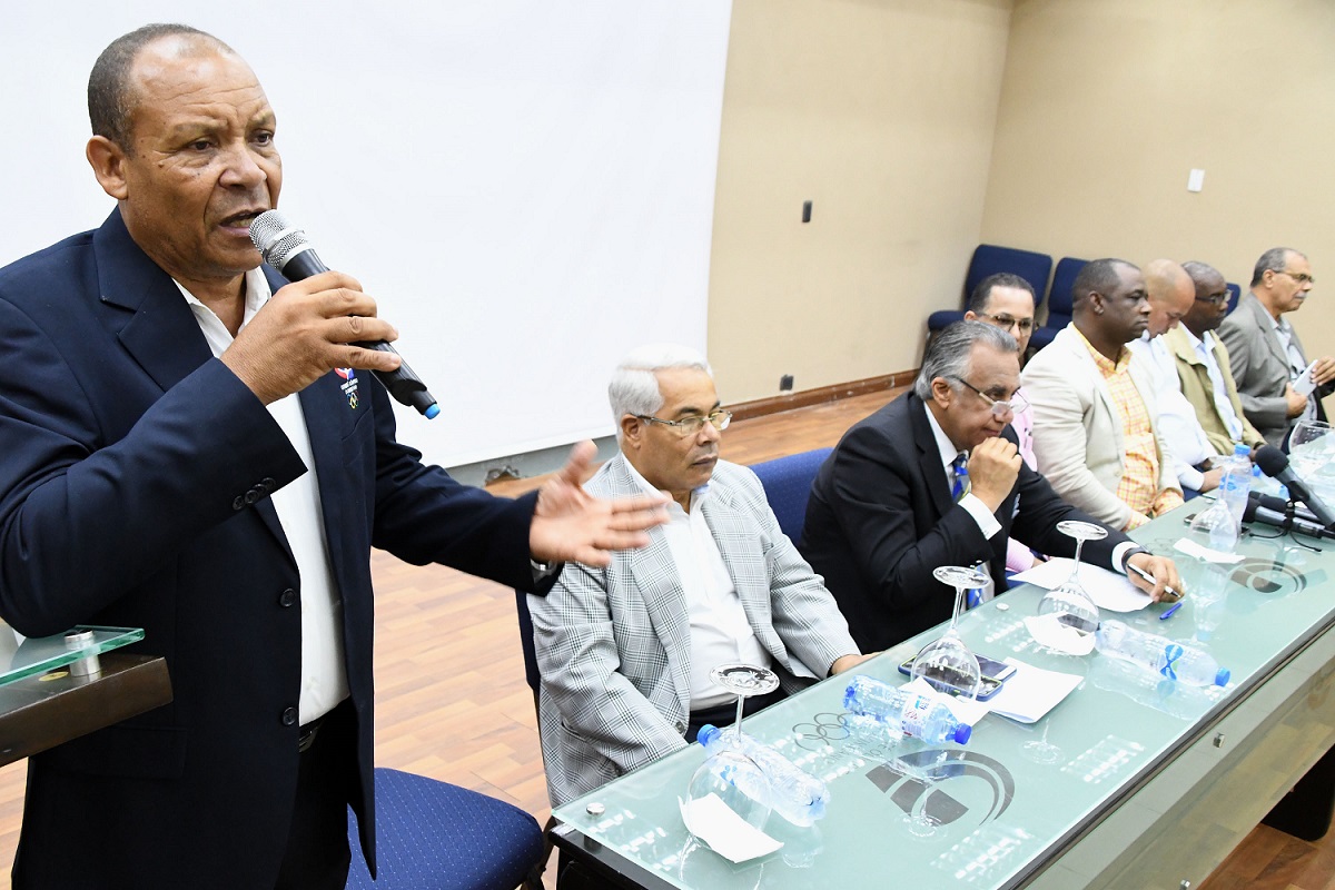  imagen Luis&iacute;n Mej&iacute;a, presidente del Comit&eacute; Ol&iacute;mpico Dominicano, habla en el marco del congresillo t&eacute;cnico de los Juegos Escolares 