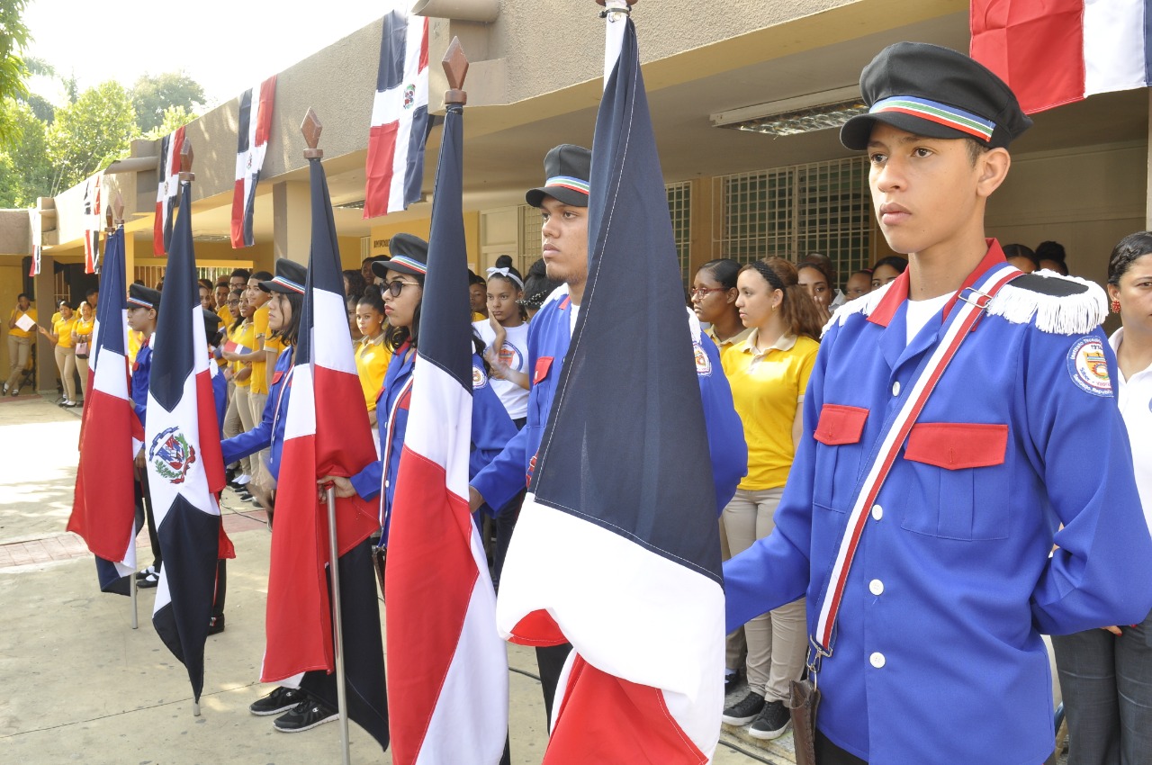  imagen Estudiantes en formaci&oacute;n durante desfile. 