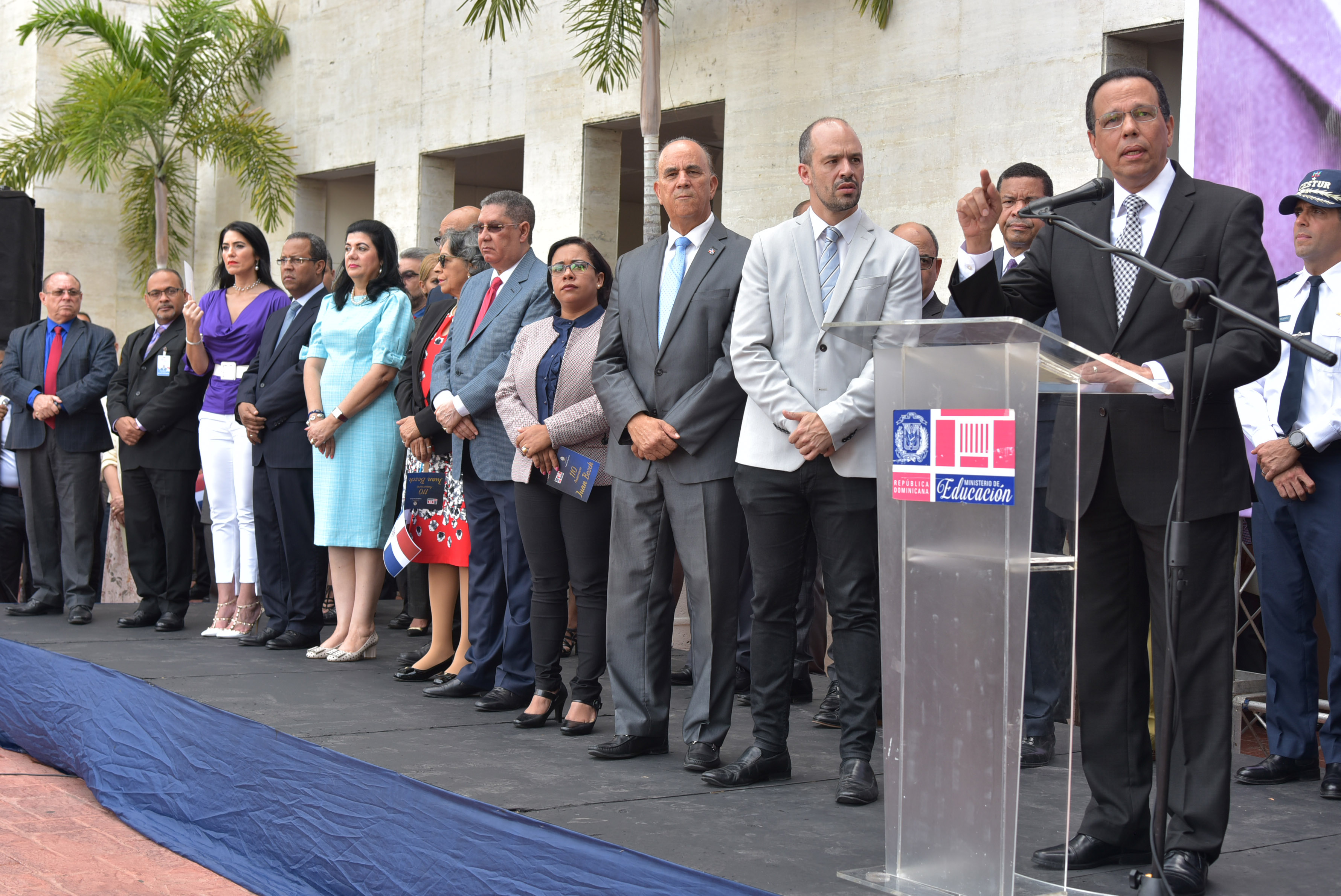  imagen Ministro de Educaci&oacute;n se dirige a los presentes en el evento. 