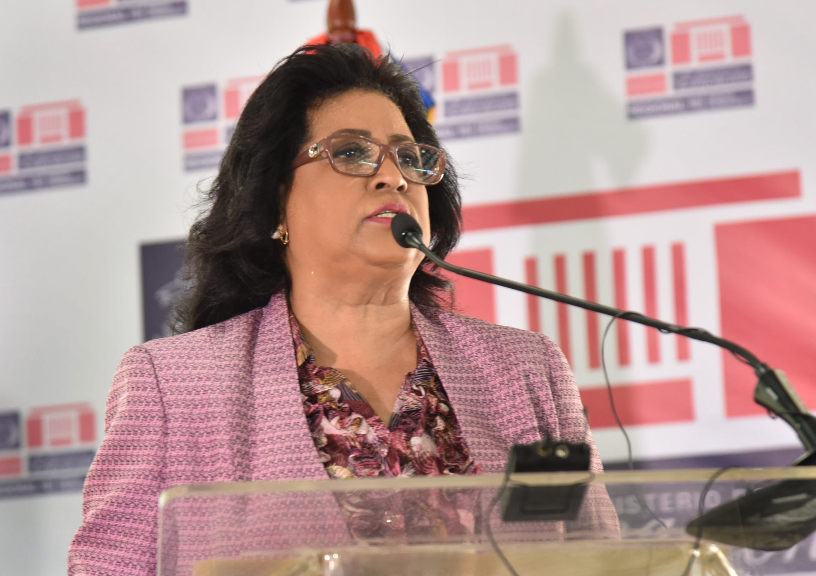  imagen Grupo de estudiantes porristas durante una de sus presentaciones. 