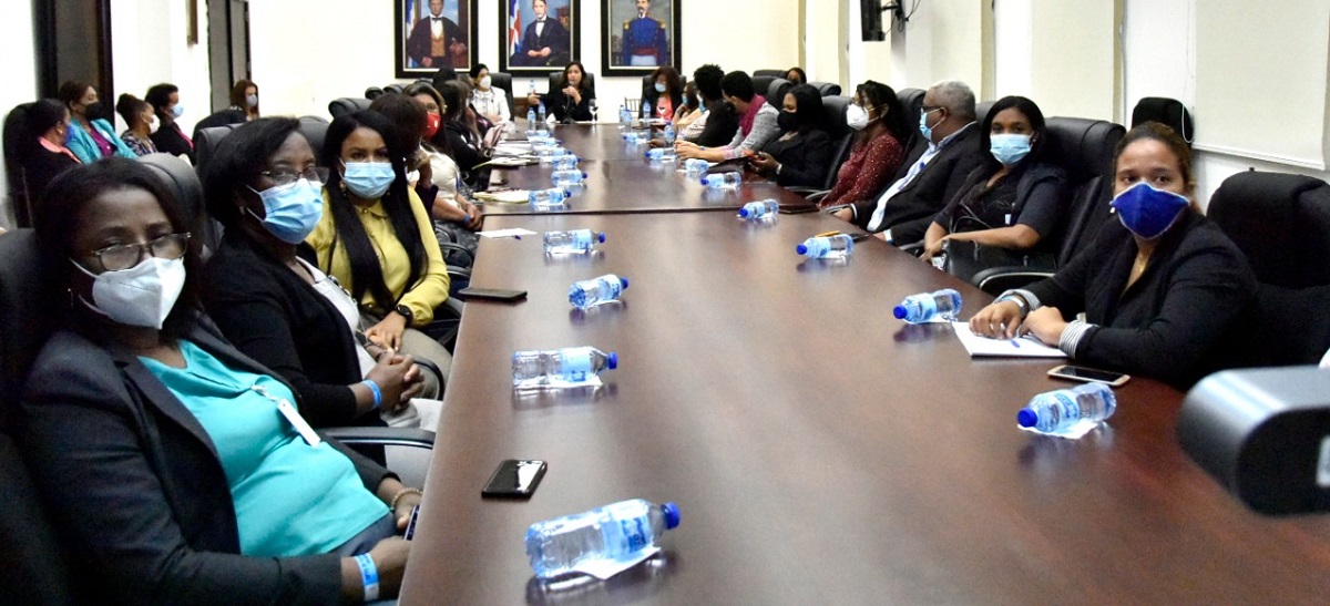  imagen La actividad, organizada por la Direcci&oacute;n de Recursos Humanos, a trav&eacute;s del Departamento de Evaluaci&oacute;n del Desempe&ntilde;o y Capacitaci&oacute;n Administrativa, cont&oacute; como panelistas con Karina Corval&aacute;n, t&eacute;cnico de la Direcci&oacute;n de Equidad de G&eacute;nero y Desarrollo; Bethania Leger, t&eacute;cnica docente nacional de la Direcci&oacute;n de Orientaci&oacute;n y Psicolog&iacute;a, y Luis Berg&eacute;s, psic&oacute;logo cl&iacute;nico y terapeuta familiar, quien expuso de forma virtual.
&nbsp; 