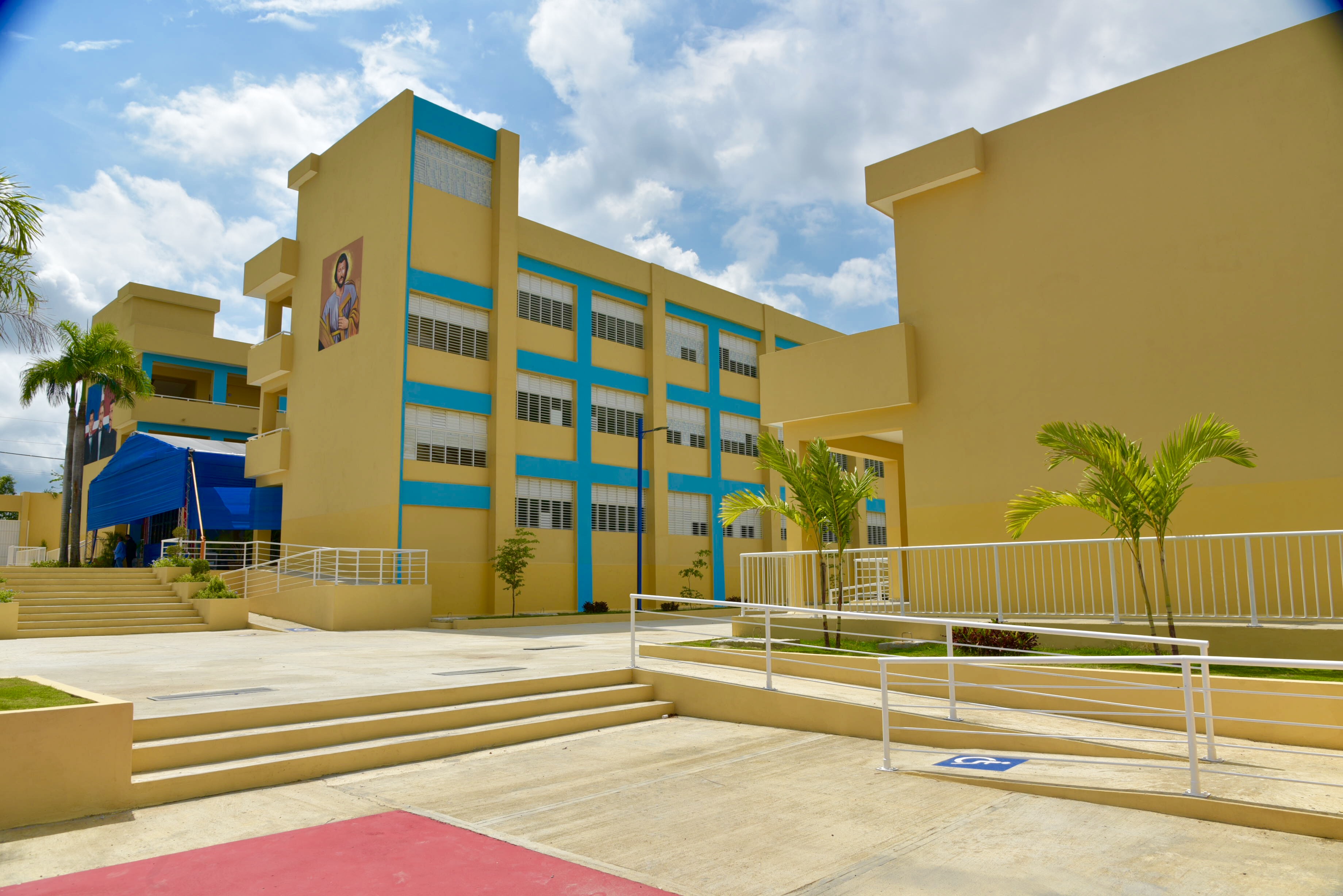  imagen Presidente Danilo Medina junto a Ministro Antonio Pe&ntilde;a Mirabal y demas autoridades educativas cortando cinta en&nbsp; acto inaugural en Pedro Brand 