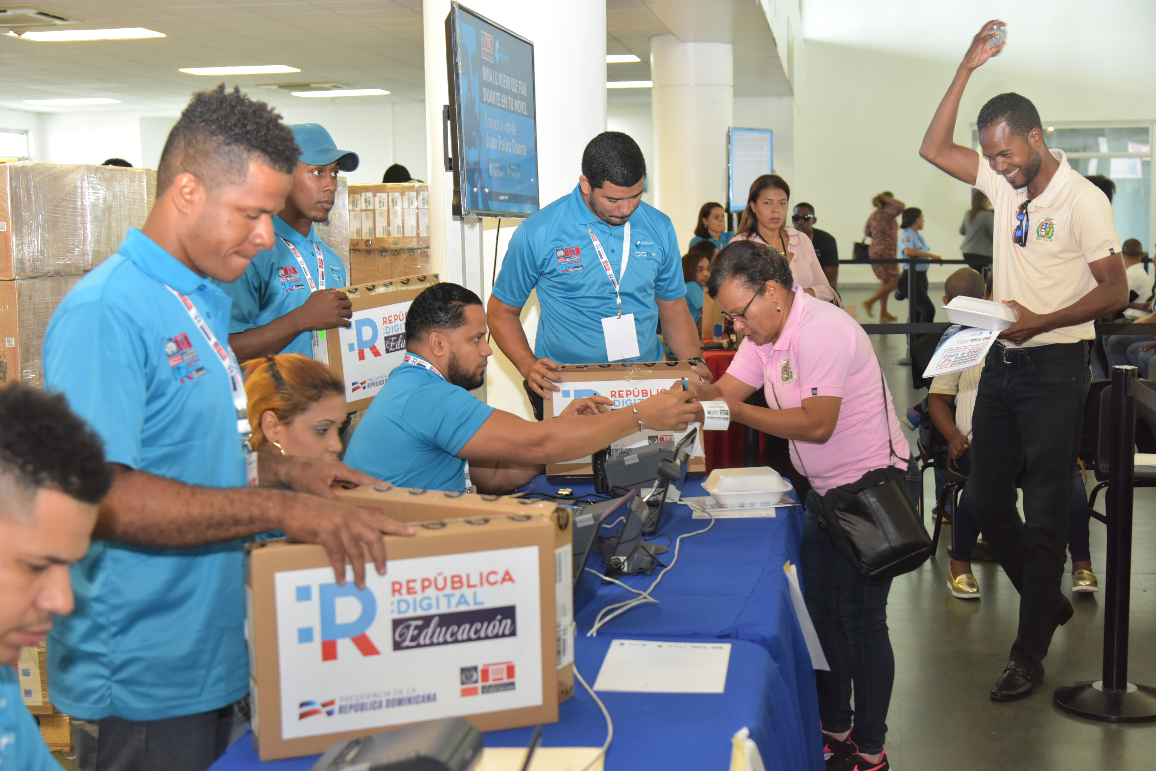  imagen Equipo de apoyo durante entrega de laptops a docentes. 