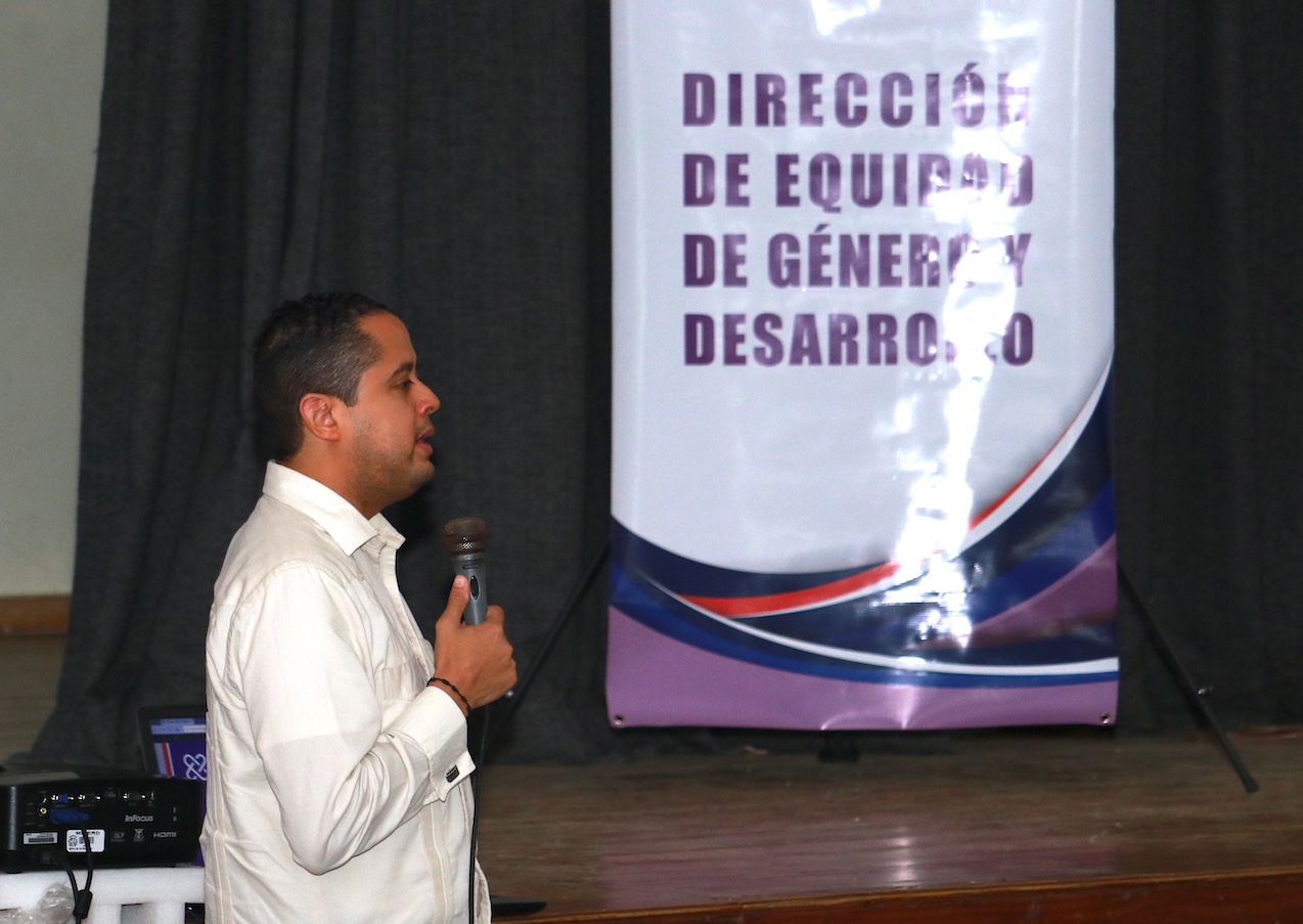  imagen Natiaski Marmolejos Santos, Procurador Fiscal de la Direcci&oacute;n Contra la Violencia de G&eacute;nero de la PGR, expres&oacute; que la violencia de g&eacute;nero obedece a una cultura y educaci&oacute;n machista de a&ntilde;os que le ha sido inculcada a los ni&ntilde;as y ni&ntilde;os sobre asignaci&oacute;n de roles en raz&oacute;n de g&eacute;nero, por lo que es vital que la escuela se involucre en este flagelo que afecta la sociedad. 