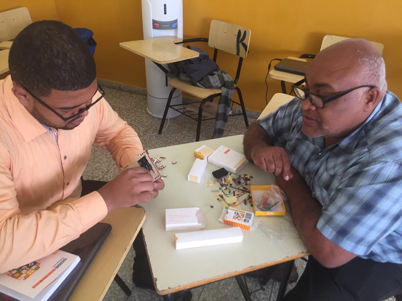  imagen Participantes desarrollan aptitudes con kits de rob&oacute;tica. 