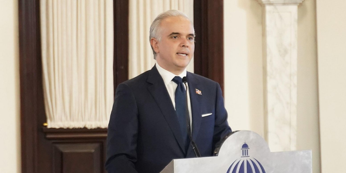  imagen El presidente de la Rep&uacute;blica, Luis Abinader, encabez&oacute; este martes la ceremonia de entrega de la Medalla al M&eacute;rito Magisterial 2026 