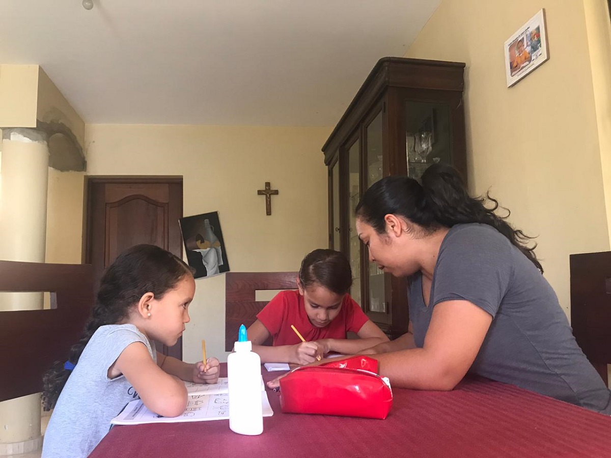  imagen Melina y su esposo Kedwin Alc&aacute;ntara, son los padres de Nathalia y Daniela Alc&aacute;ntara, estudiantes de la escuela Dr. Arturo Grull&oacute;n, del Distrito Educativo 08-02, de J&aacute;nico, un municipio caracterizado por gente solidaria, con gran sentido de colaboraci&oacute;n y servicio.
&nbsp; 
