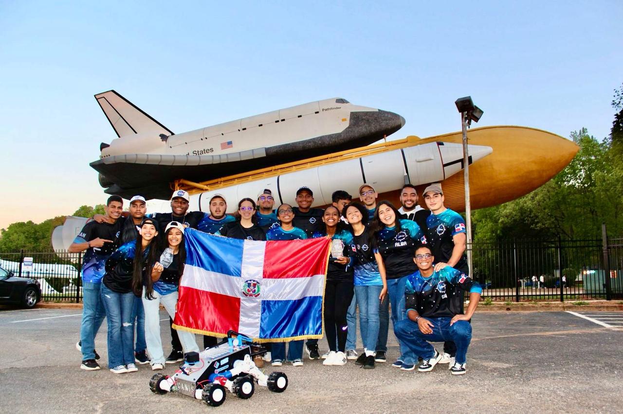  imagen Grupo de estudiantes sonrien y muestran bandera dominicana. 