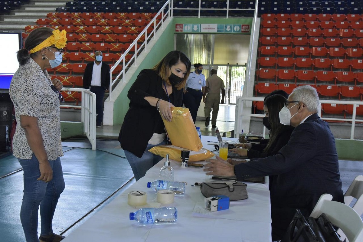  imagen Con una concurrencia sin precedentes, guardando distanciamiento y con alto nivel de organizaci&oacute;n y metodolog&iacute;a, el Ministerio de Educaci&oacute;n realiz&oacute; el pasado viernes el proceso de recepci&oacute;n de ofertas para la reparaci&oacute;n y acondicionamiento de centros educativos, en una exitosa jornada caracterizada por el cumplimiento de la ley y la transparencia. 