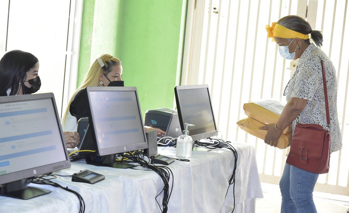  imagen Con una concurrencia sin precedentes, guardando distanciamiento y con alto nivel de organizaci&oacute;n y metodolog&iacute;a, el Ministerio de Educaci&oacute;n realiz&oacute; el pasado viernes el proceso de recepci&oacute;n de ofertas para la reparaci&oacute;n y acondicionamiento de centros educativos, en una exitosa jornada caracterizada por el cumplimiento de la ley y la transparencia. 
